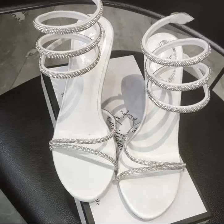 Sandália Tira no Tornozelo em Formato de Cobra